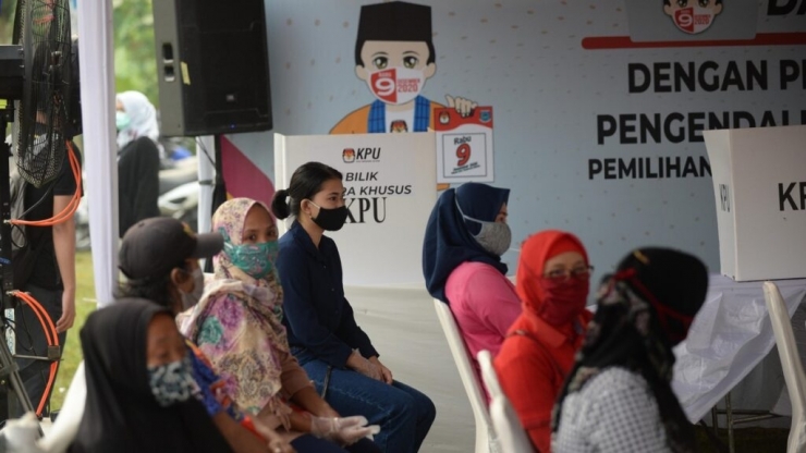 ilustrasi Warga menunggu giliran untuk memberikan hak suaranya dalam kegiatan simulasi pemungutan suara Pilkada Serentak 2020 di kawasan Cilenggang, Serpong, Tangerang Selatan, Sabtu (12/9/2020). (Foto: KOMPAS/WAWAN H PRABOWO)