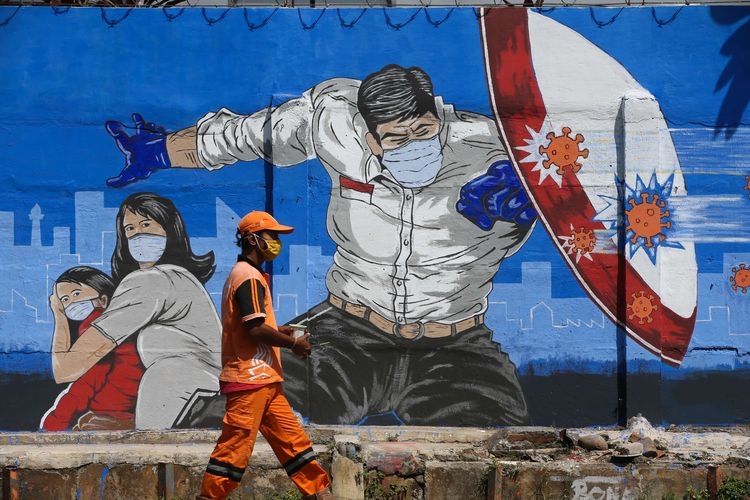 Ilustrasi: Bonay, Petugas Penanganan Prasarana Sarana Umum (PPSU) Kelurahan Bukit Duri membuat mural bertemakan Covid-19 di kawasan Bukit Duri, Jakarta Selatan, Jumat (28/8/2020). | (Foto: KOMPAS.com/KRISTIANTO PURNOMO)