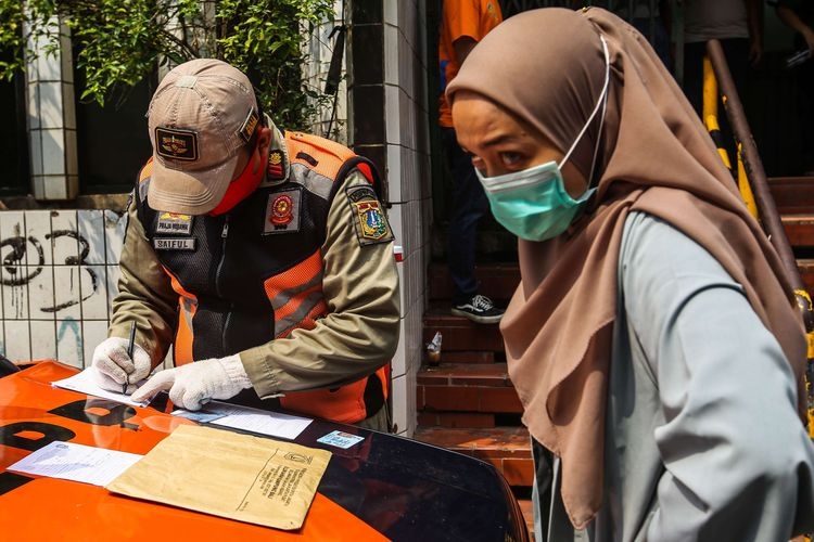 Ilustrasi: Warga yang tidak memakai masker saat dihukum dalam Operasi Yustisi Protokol COVID-19 di Kawasan Tanah Abang di Jakarta Pusat, Senin (14/9/2020). Operasi Yustisi tersebut dilaksanakan untuk menertibkan masyarakat agar lebih disiplin dalam menerapkan protokol kesehatan pencegahan penyebaran Covid-19. (Foto: KOMPAS.com/GARRY LOTULUNG) 