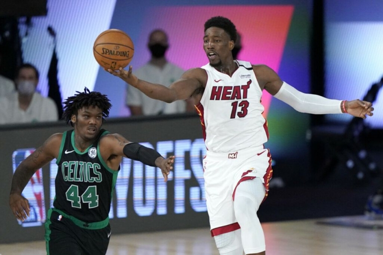 Pemain Miami Heat, Bam Adebayo (13), menguasai bola sementara pemain Boston Celtics, Robert Williams III (44), berusaha merebut saat gim 1 Final Wilayah Timur Playoff NBA di Lake Buena Vista, Selasa (15/9/2020) waktu setempat atau Rabu (16/9/2020) WIB. (AP PHOTO/MARK J. TERRILL via kompas.id)