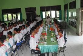 Makan Siang Masa Latihan Kedisiplinan (Latdis)/ MOS SMA Plus Negeri 17 Palembang. Sumber: dwintadwinti.blogspot.com