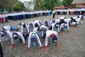 Suasana Push Up di MOS SMA Plus Negeri 17 Palembang. Sumber: dwintadwinti.blogspot.com