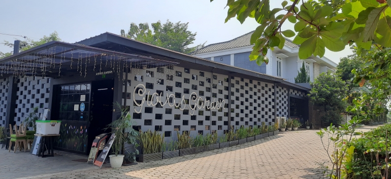 Bangunan Giova's Garden yang modern minimalis tampak dari depan. Image kolpri