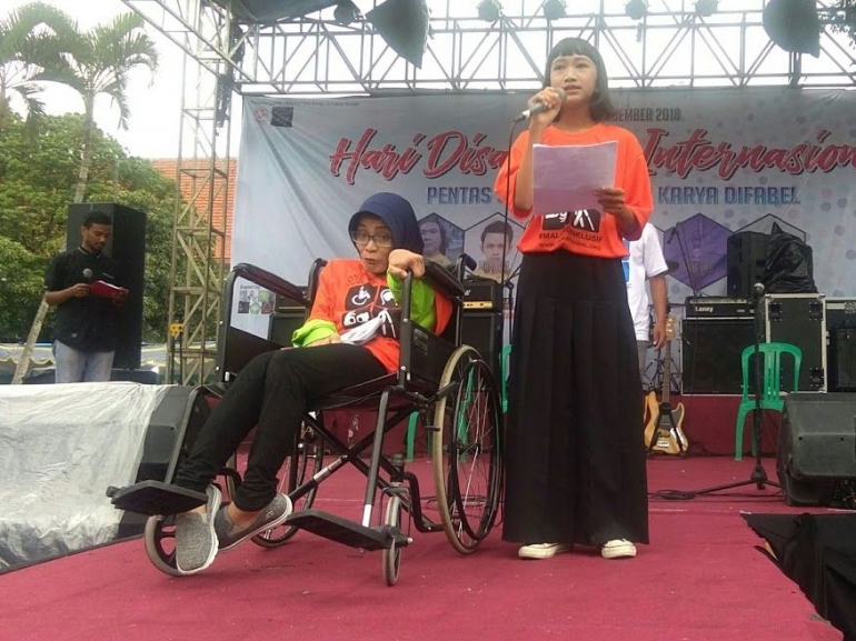 Anita (menggunakan kusrsi roda) di pentas Hari Disabilitas Internasional 2018 di Malang