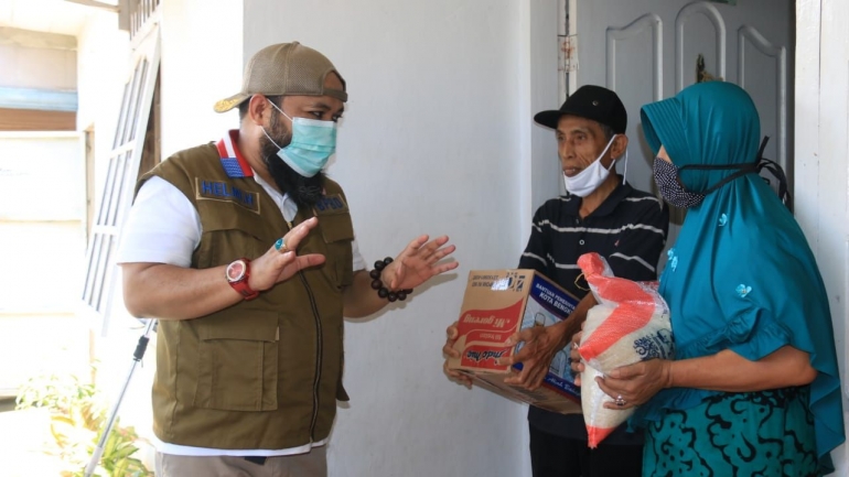 Walikota Helmi Hasan mengantarkan langsung bantuan Beras dan Mie kepada warga Kota Bengkulu yang terdampak Covid-19. (Media Center Kota Bengkulu)