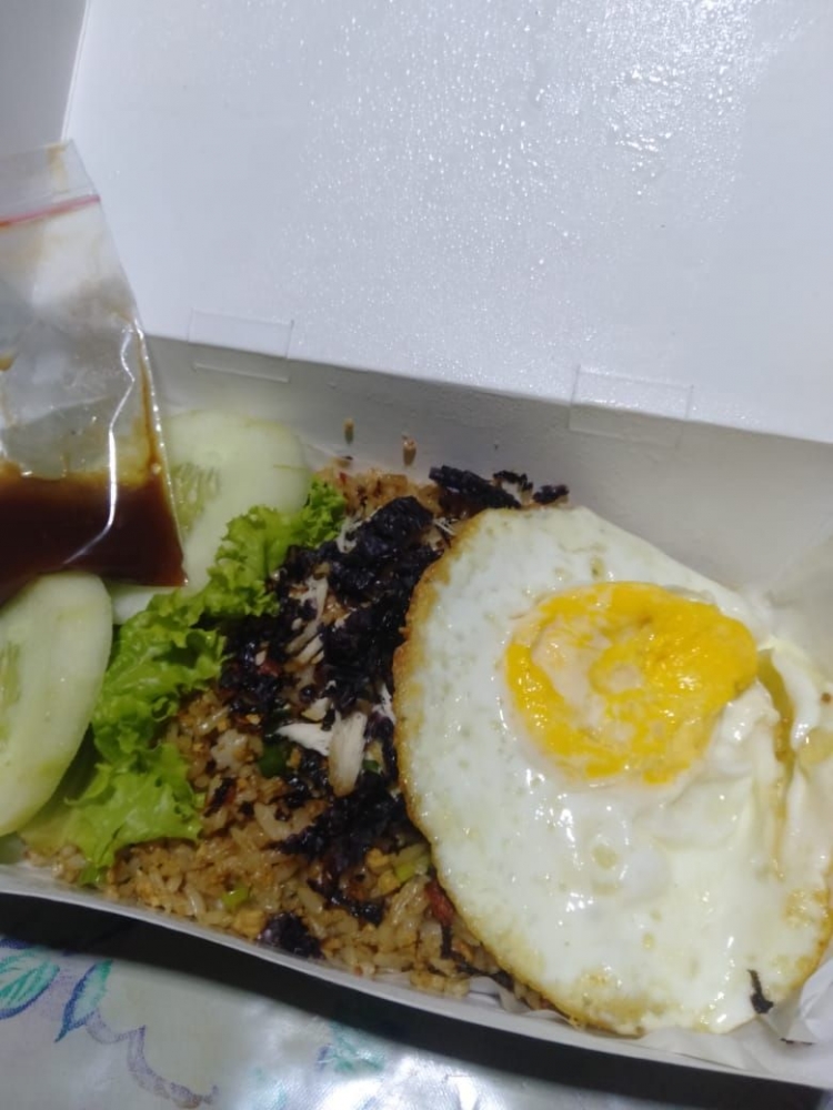 Dokpri; karena di masa pandemi sekarang tidak di perbolehkan makan di tempat jadinya kita take away alias dibungkus