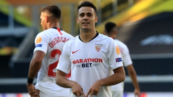 Pemain baru Tottenham, Sergio Reguilon di musim lalu dipinjamkan Real Madrid ke Sevilla dan berhasil membawa Sevilla juara Liga Europa. | foto: skysports.com