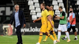Mourinho dan Kane tampak "lega" usai kalahkan Lokomotiv Plovdiv. | Foto: Getty Images/Nikolay Doychinov via detik.com
