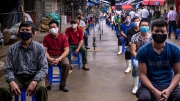 Masyarakat Vietnam tertib pada protokol kesehatan (Foto: Getty Images/Linh Pham) 
