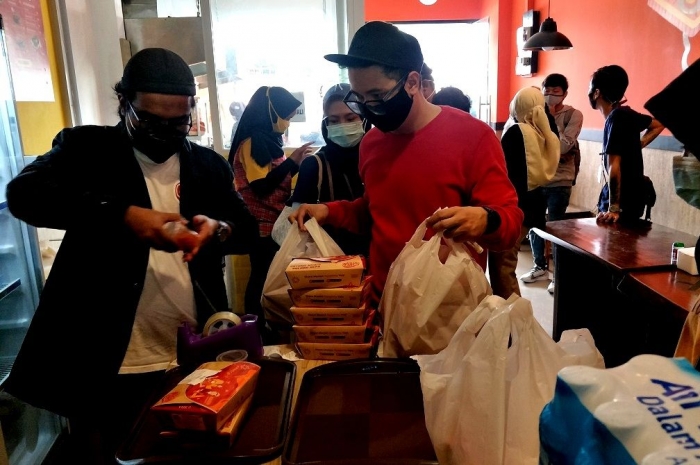 Edho (kaos merah) melayani konsumen- ketapels