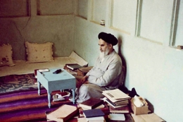 Ayatullah Imam Khomaini sedang sibuk menelaah buku by imam-khomeini.ir