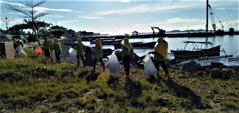 Partisipan WCD sedang memungut sampah di pesisir Teluk Tomini Kota Marisa (Dokpri)