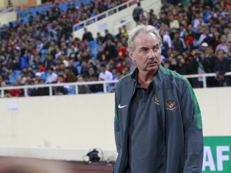 Alfred Riedl dikenal sebagai pelatih yang jarang tersenyum dan momen ini akrab di ingatan masyarakat Indonesia. Gambar: Goal.com