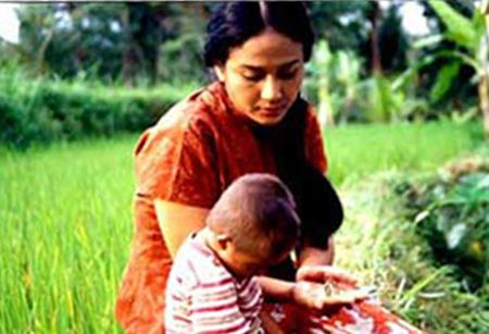 Ria Irawan menjadi pengasuh anak cacat (sumber: Indonesianfilmcenter.com)