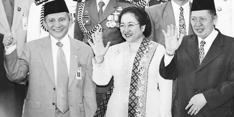 Amien Rais beserta Megawati Soekarnoputri dan Hamzah Haz usai pelantikan Hamzah Haz sebagai Wakil Presiden di Gedung DPR/MPR, Kamis, 26/07/2001 (KOMPAS/AGUS SUSANTO)