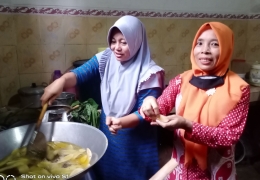 Dewi Rodiyah, Istri Kades Sidogiri mendampingi Bu Fatimah membuat kripik pisang