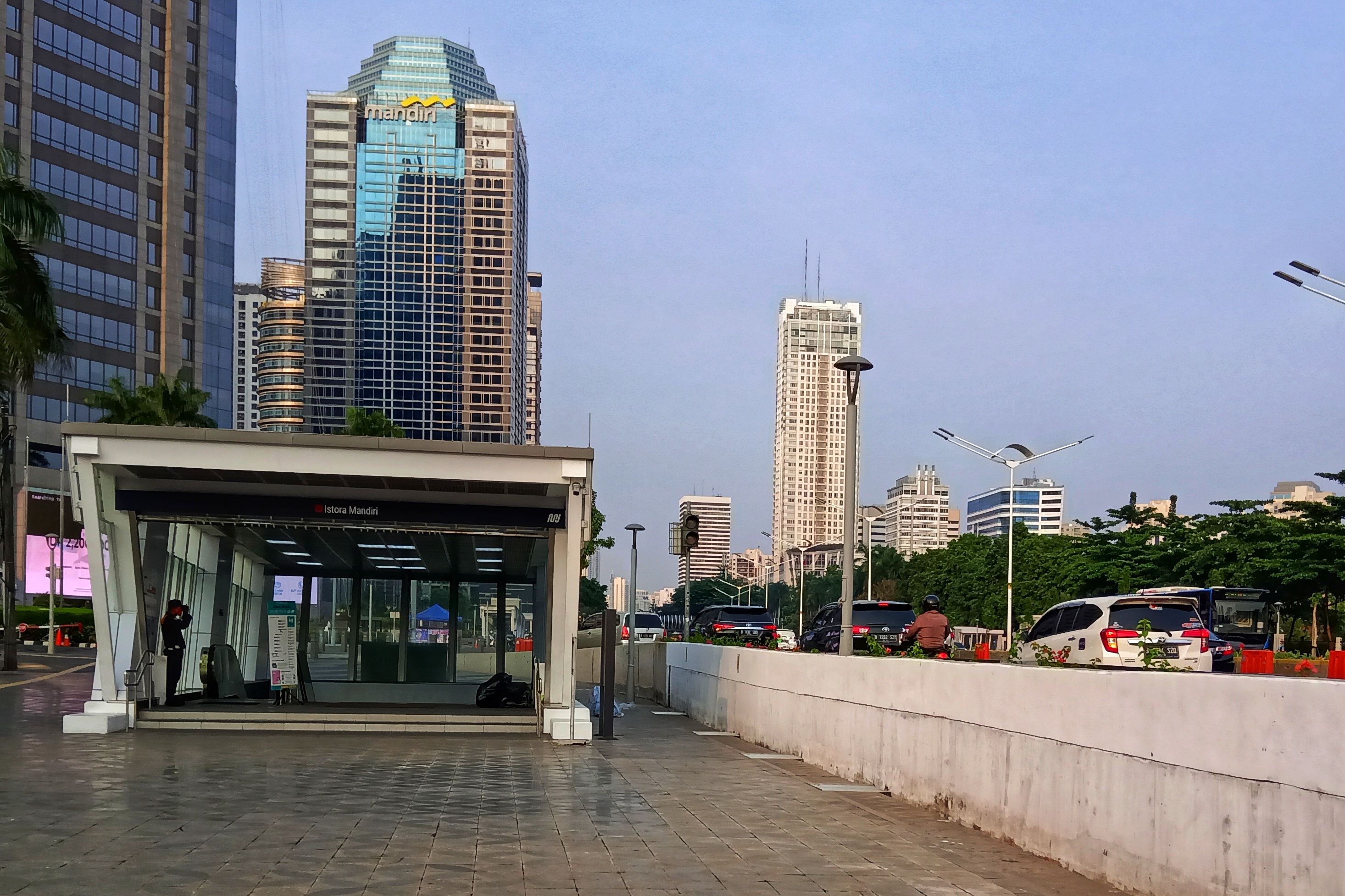Pintu masuk stasiun MRT bawah tanah Istora Senayan (foto: widikurniawan)