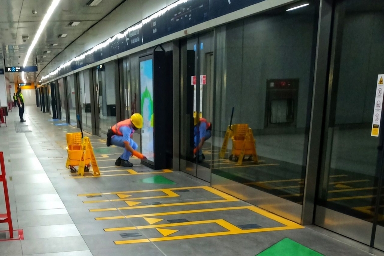 Petugas kebersihan selalu sigap membersihkan area stasiun maupun dalam MRT (foto: widikurniawan)