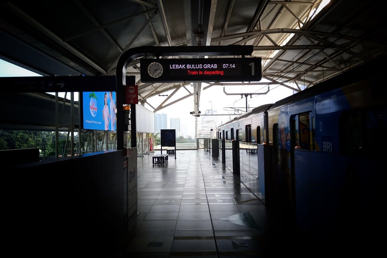 Papan penunjuk jadwal keberangkatan kereta (foto: widikurniawan)
