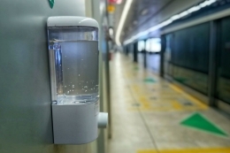Hand sanitizer dengan latar belakang peron Stasiun MRT Istora Senayan yang terlihat sepi di jam sibuk (foto: widikurniawan)