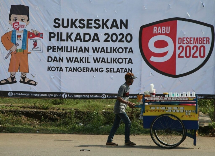 ilustrasi: Baliho sosialisasi pelaksanaan Pilkada 2020 terpasang di Jalan Siliwangi, Pamulang, Tangerang Selatan, Banten, Minggu (6/9/2020). (Foto: KOMPAS/HENDRA A SETYAWAN)