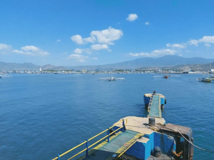 Pulau Sumbawa dilihat dari geladak Ferry