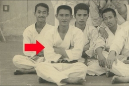 Suga (tanda panah) saat bergabung di klub Karate universitas (news.yahoo.co.jp)