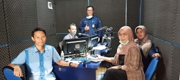 Yayuk Hartini duduk di sisi kanan depan saat siaran pendidikan di Radio Suara Banjar. Sumber foto: https://kalimantanpost.com