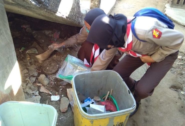 Sambut World Cleanup Day, elemen masyarakat Windusari bersihkan sampah di Pasar Desa. (foto: Narwan Eska)