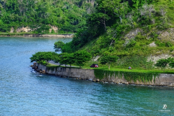 Jalan di tepi laut menuju Tobelo. Sumber: koleksi pribadi