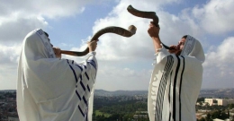 peniupan shofar menandai dimulainya tahun baru bagi kaum Yahudi | via flickr.com by oren rosenfeld
