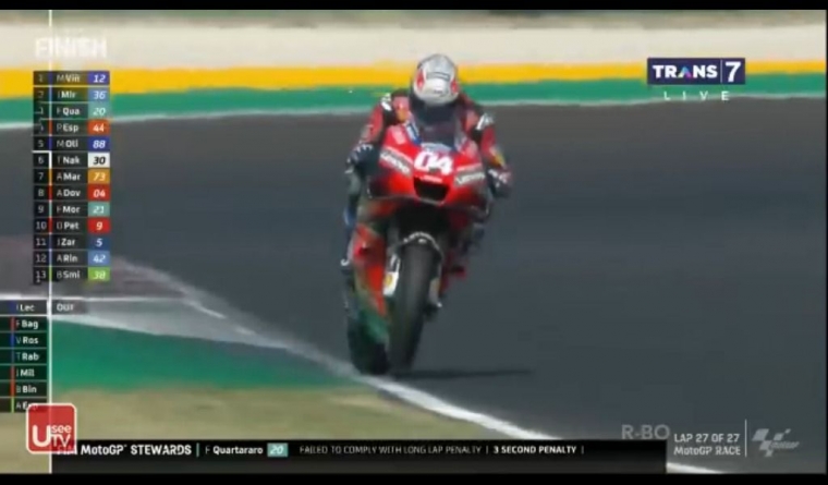 Dovi harus puas finis ke-8. Namun hasil ini cukup untuk tetap berada di puncak klasemen. Gambar: Motogp/Trans7/Useetv