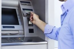 Ilustrasi nasabah sedang menggunakan mesin ATM| Sumber: Thinkstock via Kompas.com