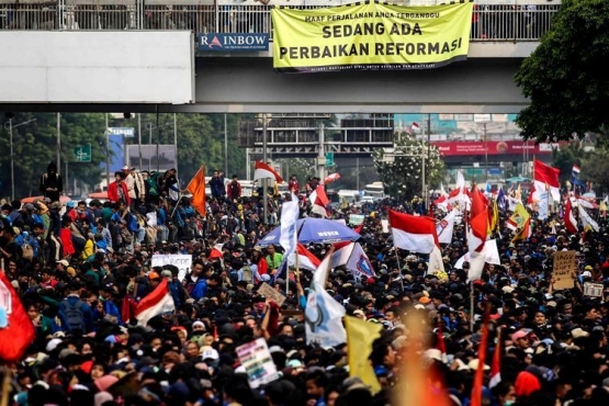 Mahasiswa menyampaikan orasi di Depan Gedung DPR/MPR. Sumber: Kompas.com/GARRY LOTULUNG.