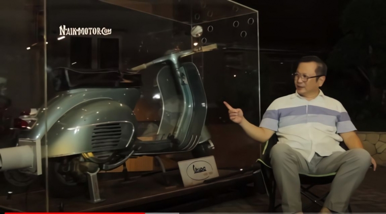 Vespa VBB dalam kotak dan Andy Wardhana. (Foto: naikmotor.com