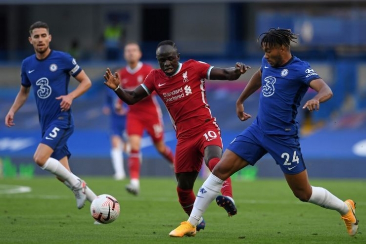 Pemain Liverpool Sadio Mane diantara dua pemain Chelsea (bola.kompas.com) 