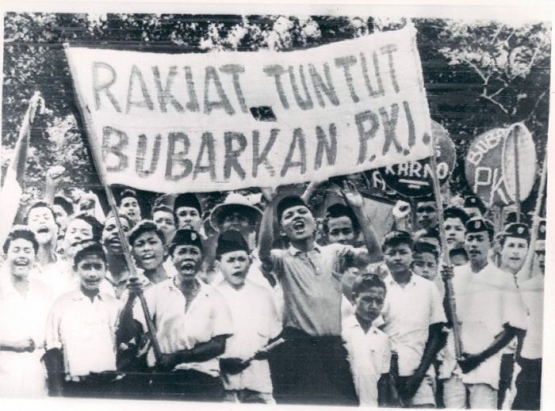 Ilustrasi tuntutan rakyat bubarkan PKI | Dokumen Nusantaranews.com