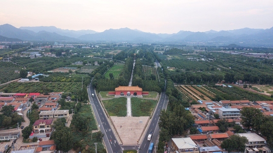 Dagong Gate, Ming's Tombs (Tengah). Sumber: Charlie Fong/ wikimedia