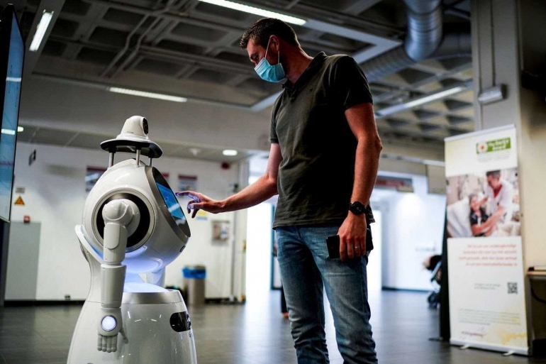 Robot Zora melakukan 'screening' pada pasien yang baru datang di RS Antwerp Belgia (sumber: theverge.com)