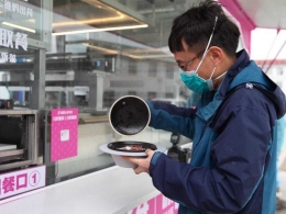Pasien rawat mengambil makanan yang disiapkan si robot koki (sumber: businessinsider.com)
