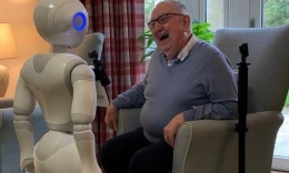 Robot Pepper bercengkrama dengan seorang lansia di Inggris (sumber: dailymail.co.uk)
