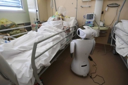 Robot mendampingi pasien Covid-19 di Varese, Italia (sumber: thelocal.it)