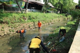 Sejumlah warga sedang membersihkan aliran Sungai Ciparigi, Bogor, Jawa Barat, untuk mengantisipasi banjir dan menjaga debit air tetap baik, Minggu (20/9/2020).(KOMPAS.COM/RAMDHAN TRIYADI BEMPAH)