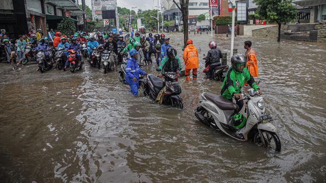 Ilsutrasi Banjir di Jakarta yang melumpuhkan aktivitas serta berpotensi membuat pusat kerumunan. Sumber : Antaranews
