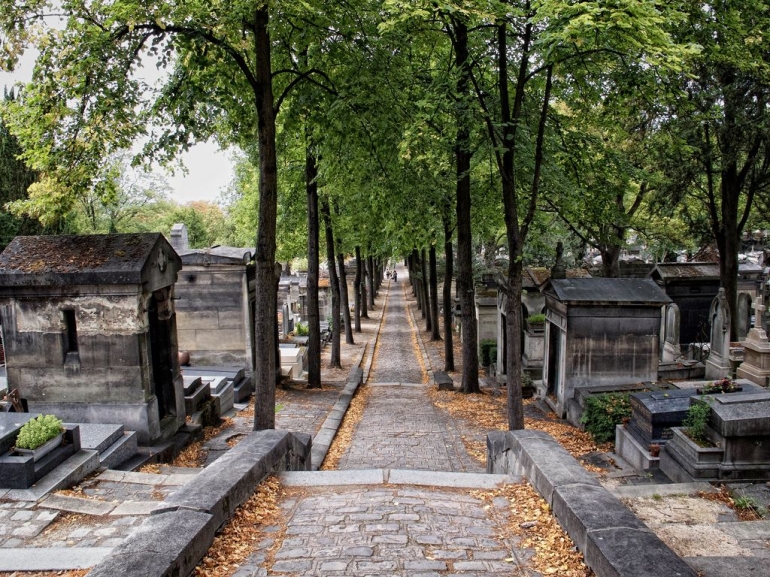 Pere-Lachaise Cemetery, Paris. Sumber: www.pariseastvillage.com