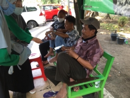 Mahasiswa PPL-KKN Terpadu UNISMA bagi-bagi masker gratis di sekitar Taman Trunojoyo, Kota Malang