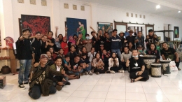Foto saya (kiri bawah) dan puluhan pelukis peserta Pameran Lukisan Nguri-uri Kabudayan di Purbalingga. | Dokpri