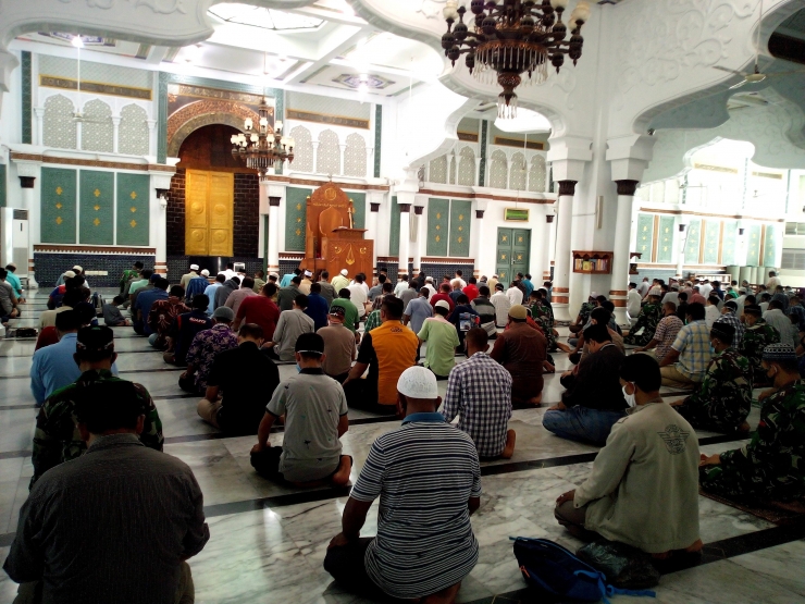 Shalat Berjamaah di Masjid Raya Baiturrahman Banda Aceh dengan Jaga Jarak dan Wajib Pakai Masker (doc Pribadi)