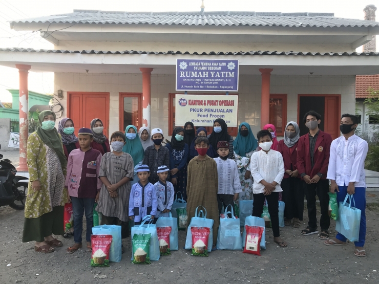 Bersama anak-anak Rumah Yatim Lembaga Syuhada (dokpri)