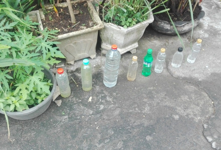 Ada juga yang menaruh botol-botol berisi air di depan pot tanaman hias agar kucing liar tidak membuang kotoran (dokpri)